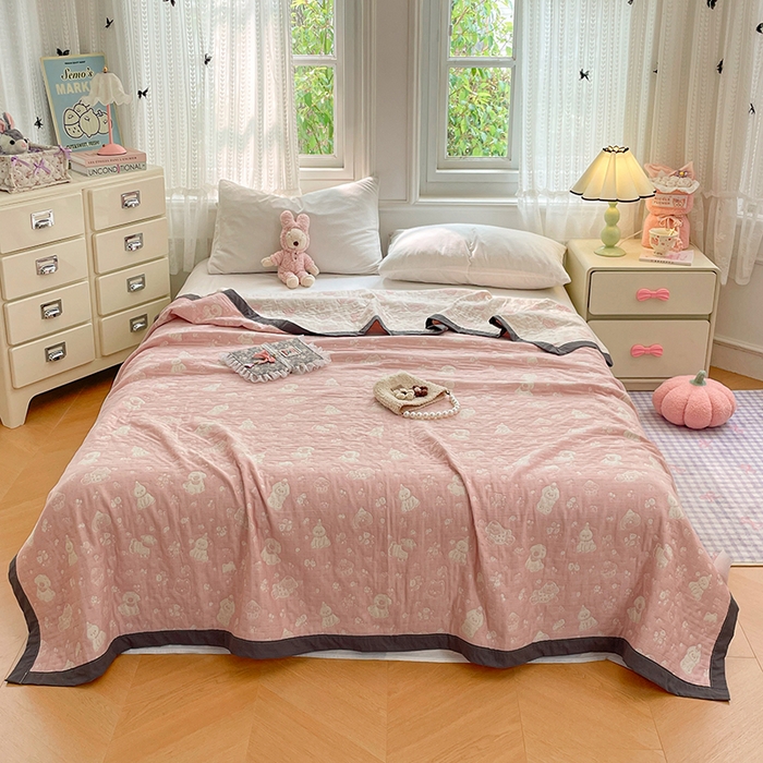 91家纺网 家纺一手货源 找家纺 兄弟坊 2026新款A类全棉三层纱多功能毛巾被夏被夏凉被（盖毯床单夏被） 萌宠小狗-粉