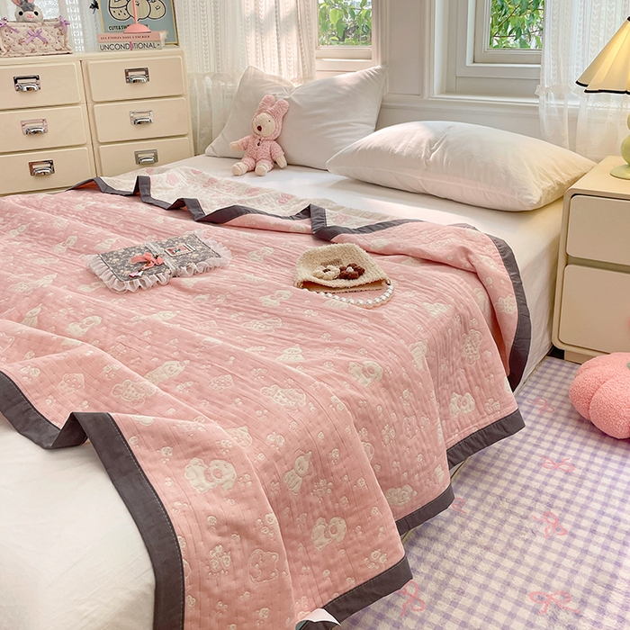 91家纺网 家纺一手货源 找家纺 兄弟坊 2026新款A类全棉三层纱多功能毛巾被夏被夏凉被（盖毯床单夏被） 萌宠小狗-粉