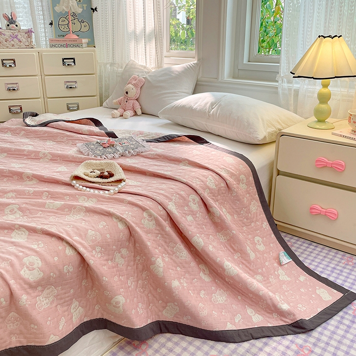 91家纺网 家纺一手货源 找家纺 兄弟坊 2026新款A类全棉三层纱多功能毛巾被夏被夏凉被（盖毯床单夏被） 萌宠小狗-粉