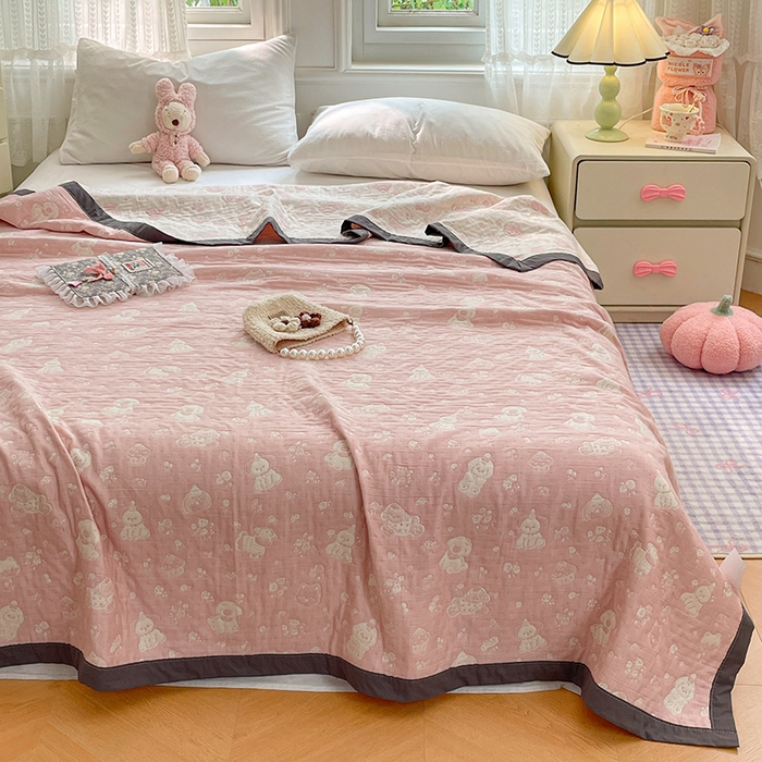 91家纺网 家纺一手货源 找家纺 兄弟坊 2026新款A类全棉三层纱多功能毛巾被夏被夏凉被（盖毯床单夏被） 萌宠小狗-粉