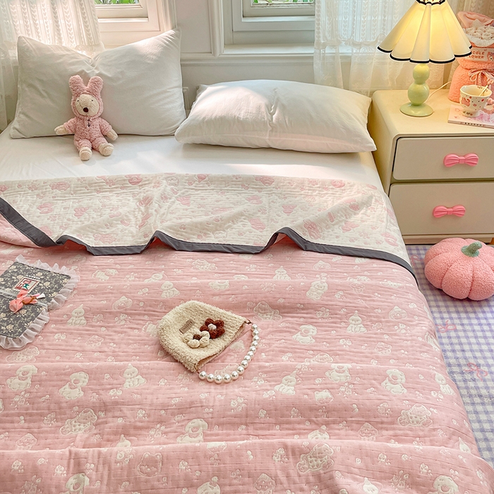 91家纺网 家纺一手货源 找家纺 兄弟坊 2026新款A类全棉三层纱多功能毛巾被夏被夏凉被（盖毯床单夏被） 萌宠小狗-粉