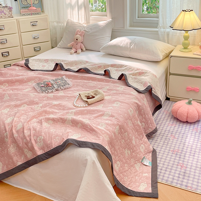 91家纺网 家纺一手货源 找家纺 兄弟坊 2026新款A类全棉三层纱多功能毛巾被夏被夏凉被（盖毯床单夏被） 萌宠小狗-粉