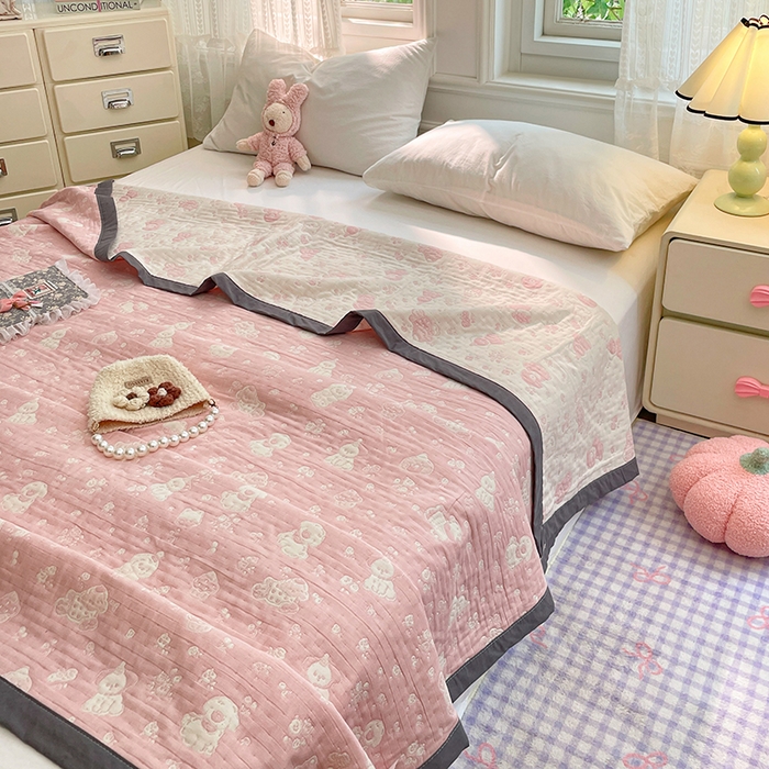 91家纺网 家纺一手货源 找家纺 兄弟坊 2026新款A类全棉三层纱多功能毛巾被夏被夏凉被（盖毯床单夏被） 萌宠小狗-粉