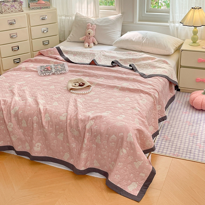 91家纺网 家纺一手货源 找家纺 兄弟坊 2026新款A类全棉三层纱多功能毛巾被夏被夏凉被（盖毯床单夏被） 萌宠小狗-粉