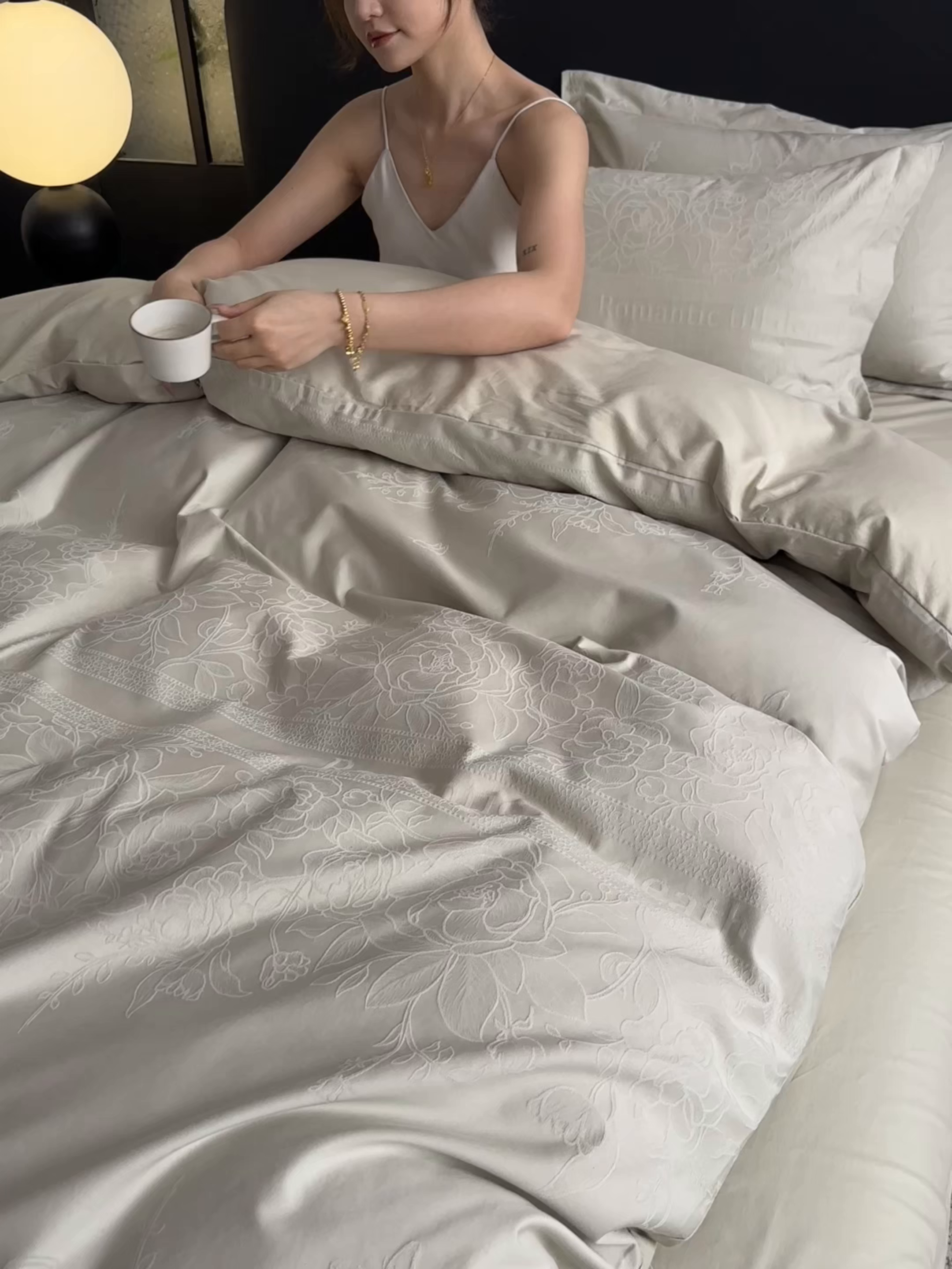 91家纺网 家纺一手货源 找家纺 宅家居 2026新款轻奢A类60支立体浮雕长绒棉纯棉提花贡缎全棉四件套光泽绸缎感三件套 恋曲花语-香槟绿