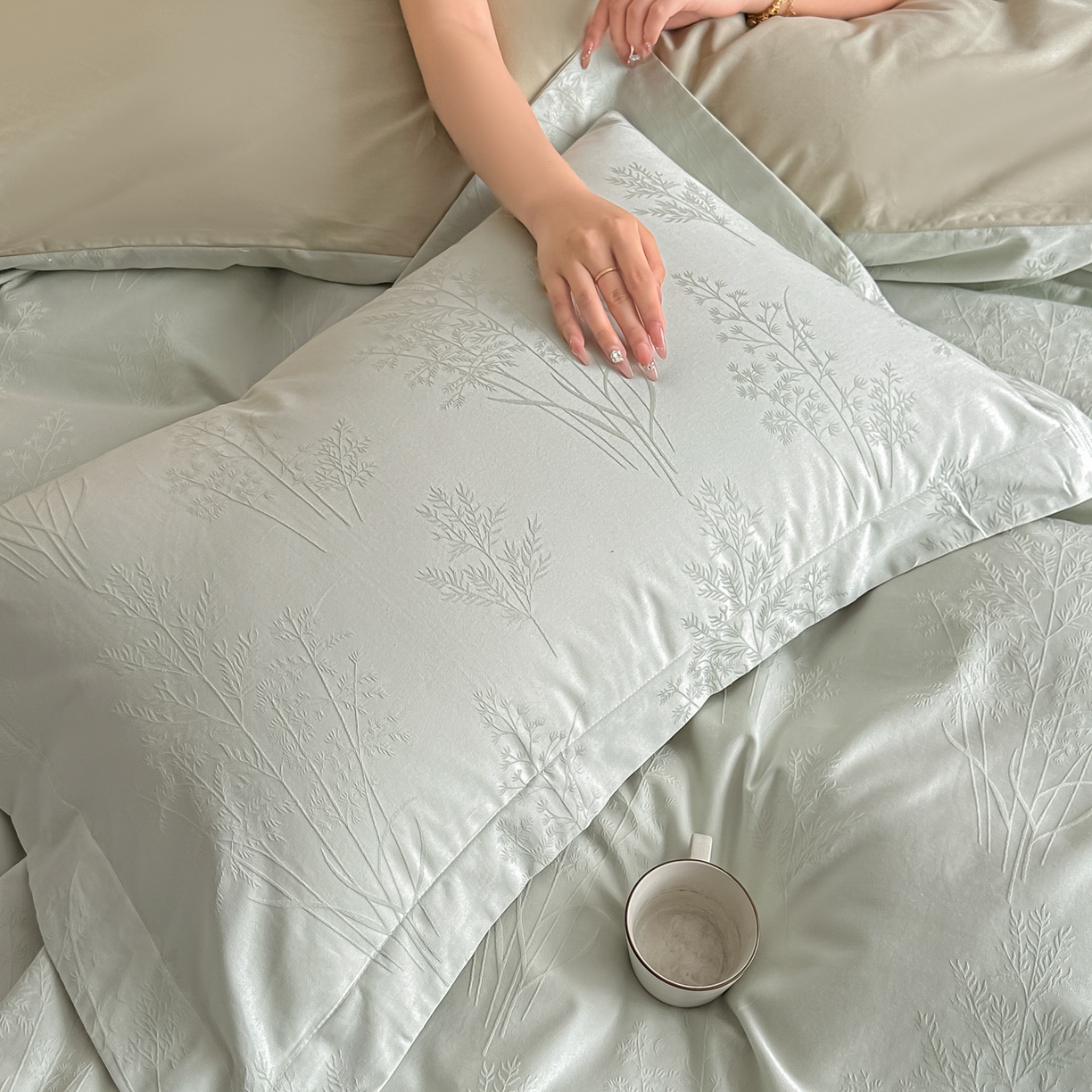 91家纺网 家纺一手货源 找家纺 宅家居 2026新款轻奢A类60支立体浮雕长绒棉纯棉提花贡缎全棉四件套光泽绸缎感三件套 清风颂雅-浅绿