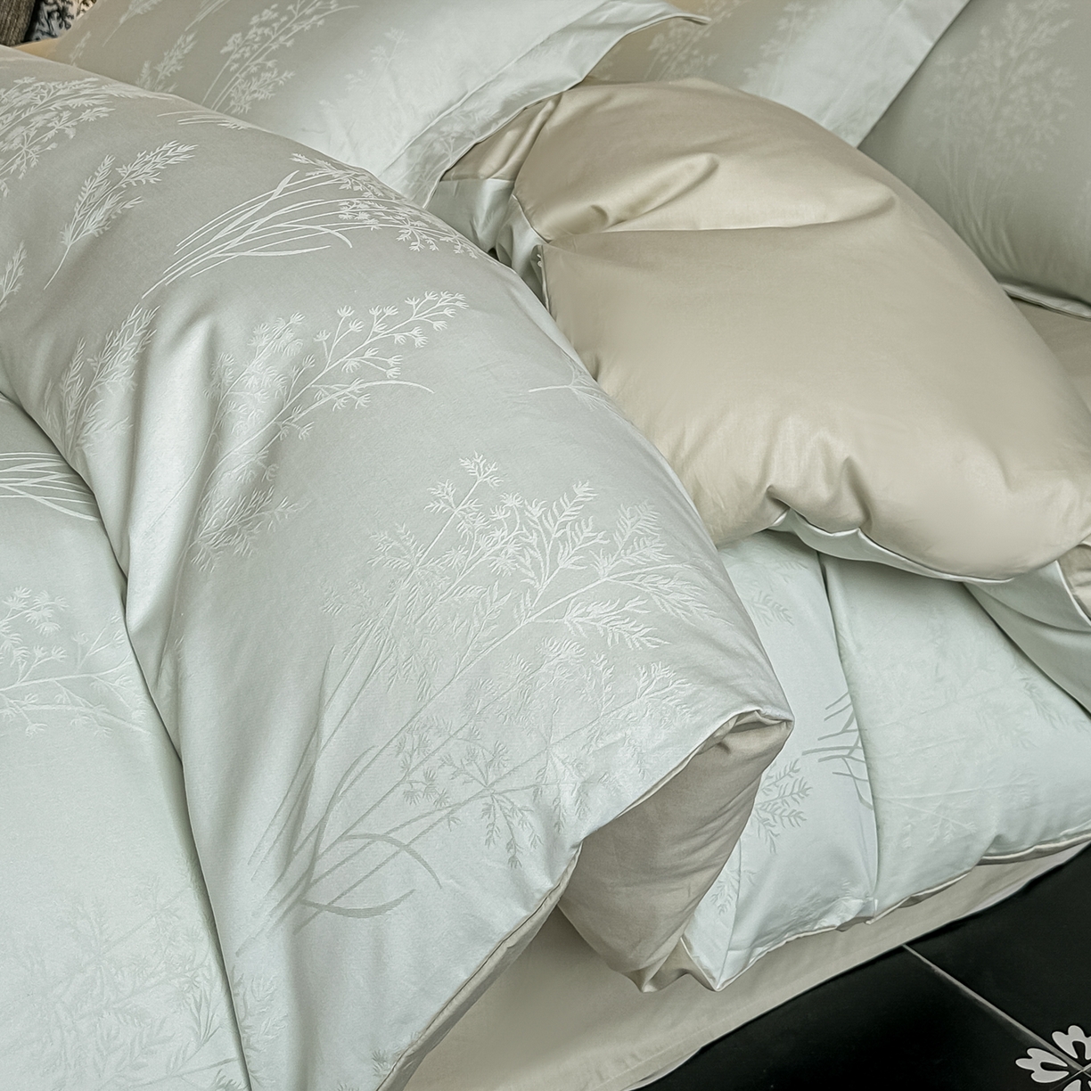 91家纺网 家纺一手货源 找家纺 宅家居 2026新款轻奢A类60支立体浮雕长绒棉纯棉提花贡缎全棉四件套光泽绸缎感三件套 清风颂雅-浅绿