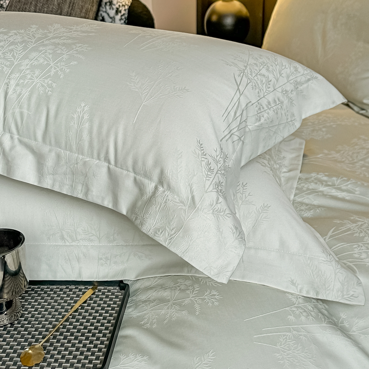 91家纺网 家纺一手货源 找家纺 宅家居 2026新款轻奢A类60支立体浮雕长绒棉纯棉提花贡缎全棉四件套光泽绸缎感三件套 清风颂雅-浅绿