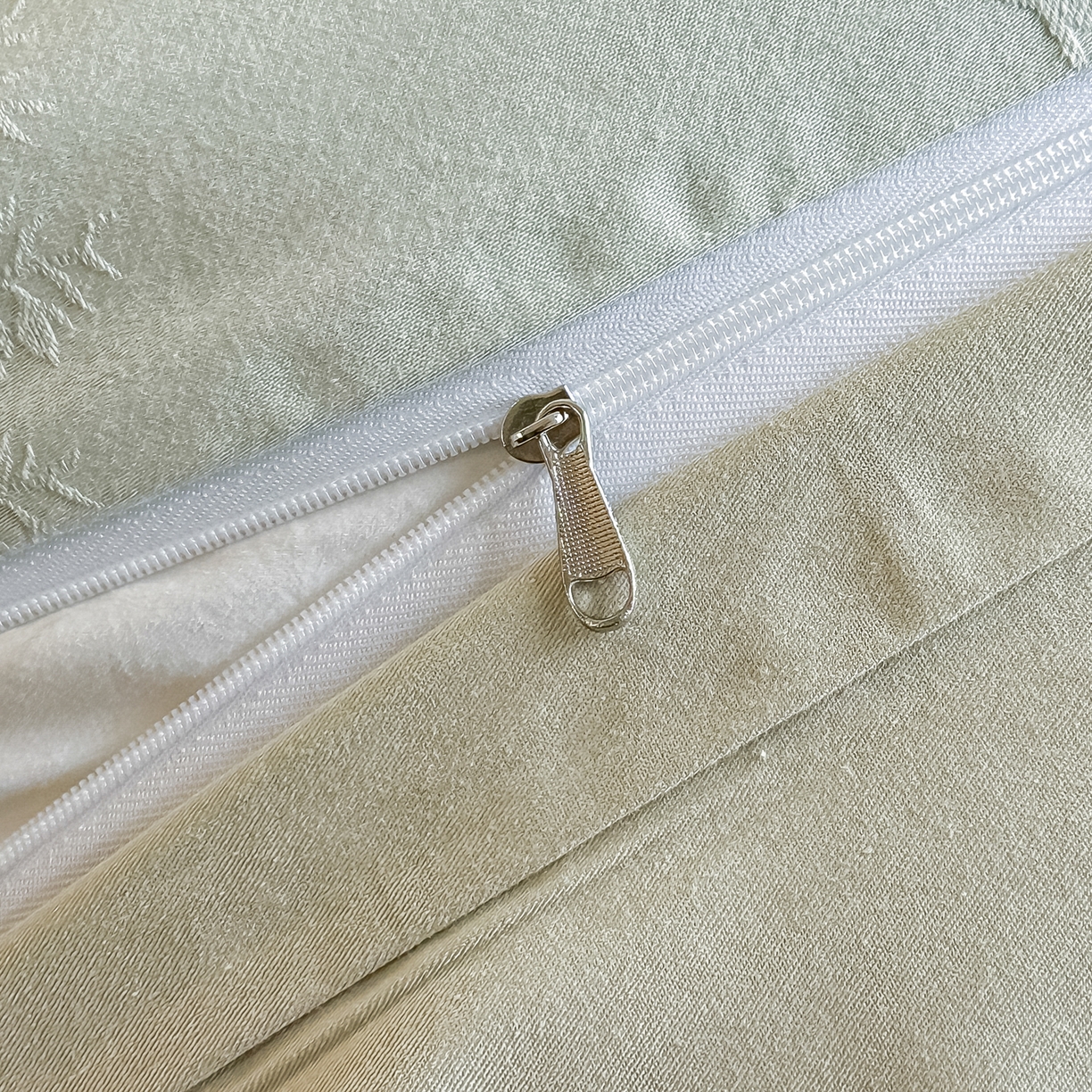 91家纺网 家纺一手货源 找家纺 宅家居 2026新款轻奢A类60支立体浮雕长绒棉纯棉提花贡缎全棉四件套光泽绸缎感三件套 清风颂雅-浅绿