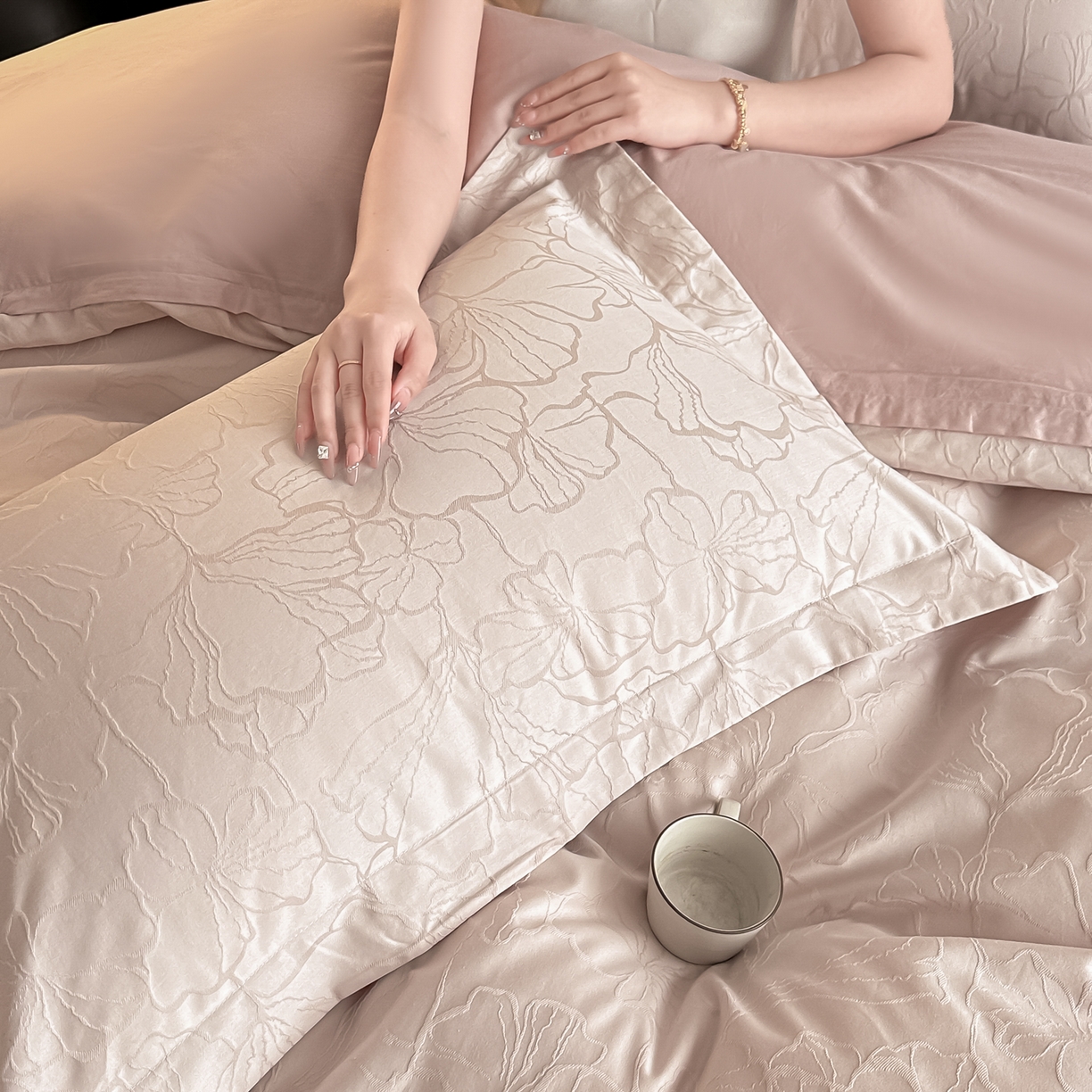 91家纺网 家纺一手货源 找家纺 宅家居 2026新款轻奢A类60支立体浮雕长绒棉纯棉提花贡缎全棉四件套光泽绸缎感三件套 山涧雾-卡其粉