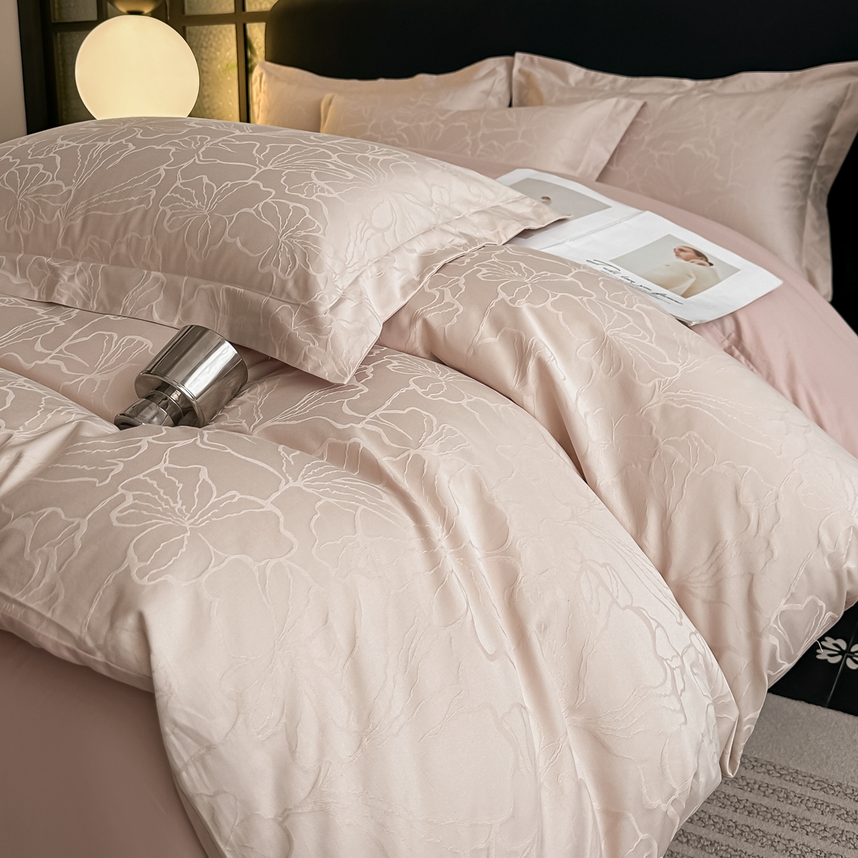 91家纺网 家纺一手货源 找家纺 宅家居 2026新款轻奢A类60支立体浮雕长绒棉纯棉提花贡缎全棉四件套光泽绸缎感三件套 山涧雾-卡其粉