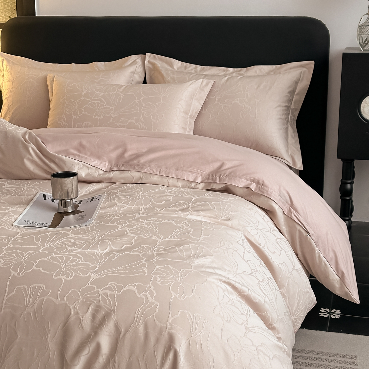 91家纺网 家纺一手货源 找家纺 宅家居 2026新款轻奢A类60支立体浮雕长绒棉纯棉提花贡缎全棉四件套光泽绸缎感三件套 山涧雾-卡其粉