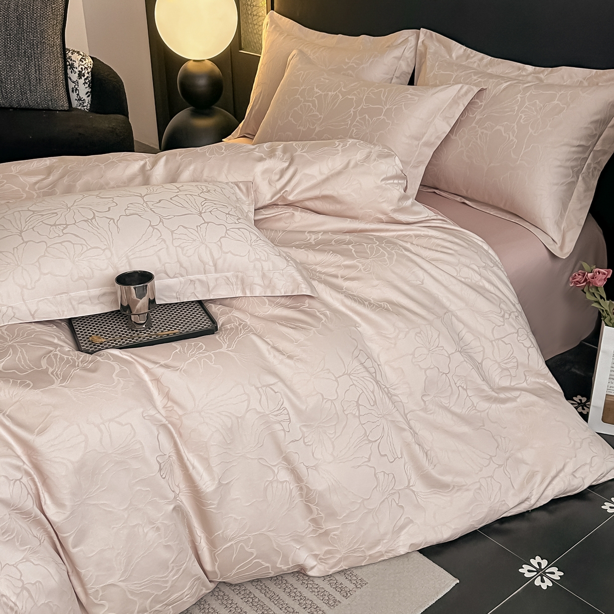 91家纺网 家纺一手货源 找家纺 宅家居 2026新款轻奢A类60支立体浮雕长绒棉纯棉提花贡缎全棉四件套光泽绸缎感三件套 山涧雾-卡其粉