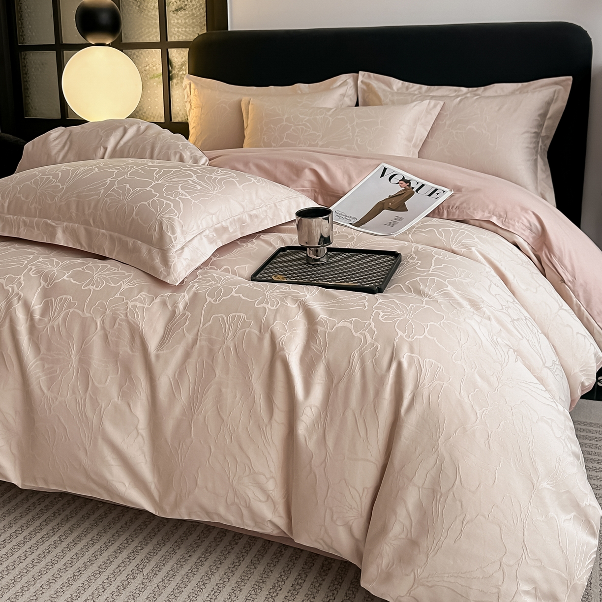 91家纺网 家纺一手货源 找家纺 宅家居 2026新款轻奢A类60支立体浮雕长绒棉纯棉提花贡缎全棉四件套光泽绸缎感三件套 山涧雾-卡其粉