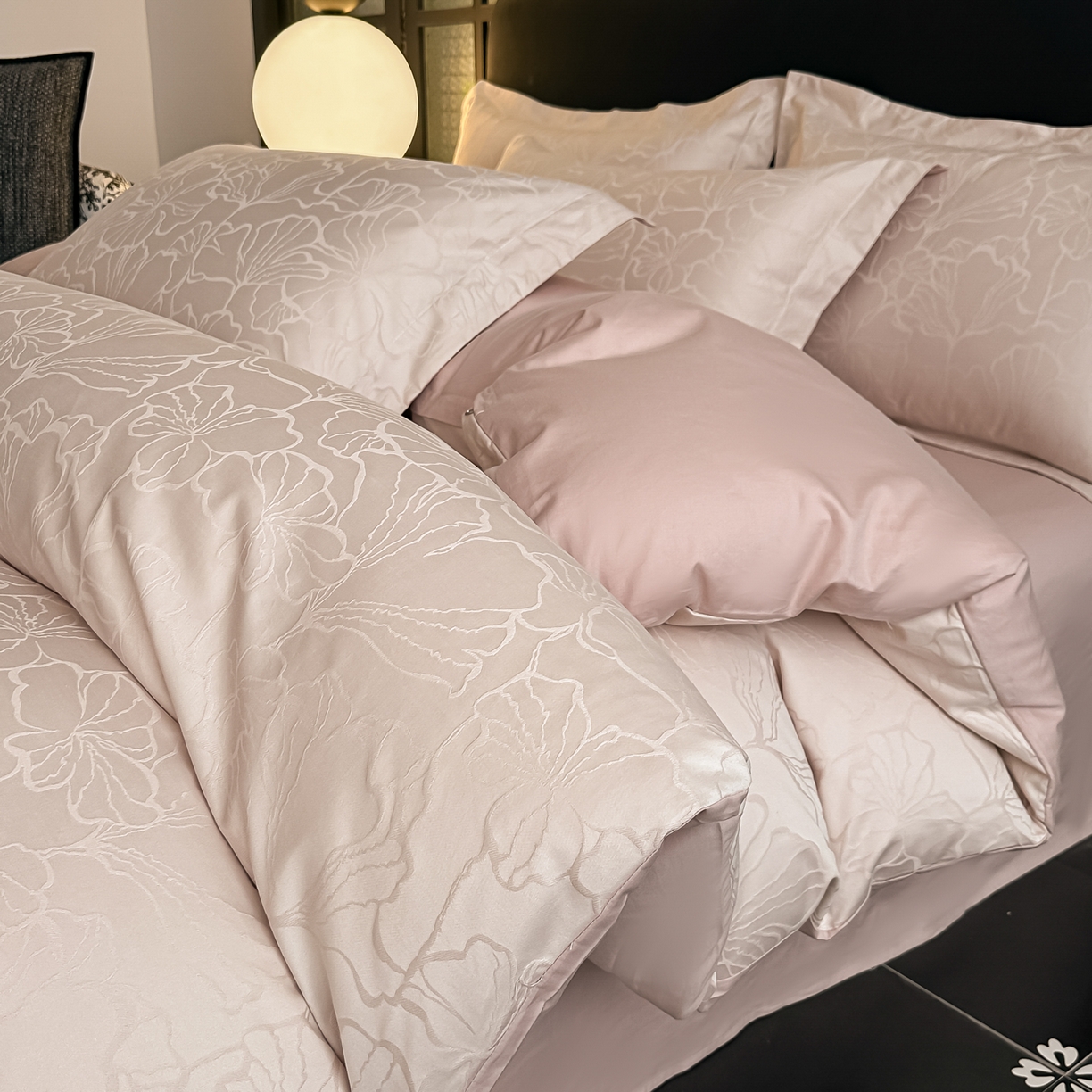 91家纺网 家纺一手货源 找家纺 宅家居 2026新款轻奢A类60支立体浮雕长绒棉纯棉提花贡缎全棉四件套光泽绸缎感三件套 山涧雾-卡其粉