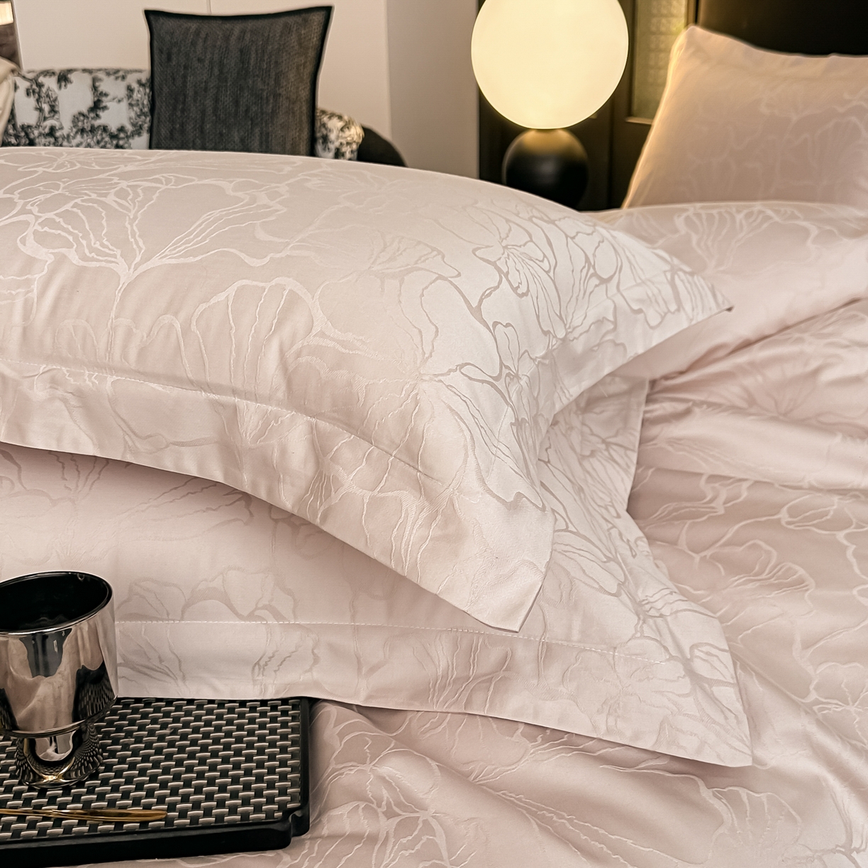 91家纺网 家纺一手货源 找家纺 宅家居 2026新款轻奢A类60支立体浮雕长绒棉纯棉提花贡缎全棉四件套光泽绸缎感三件套 山涧雾-卡其粉