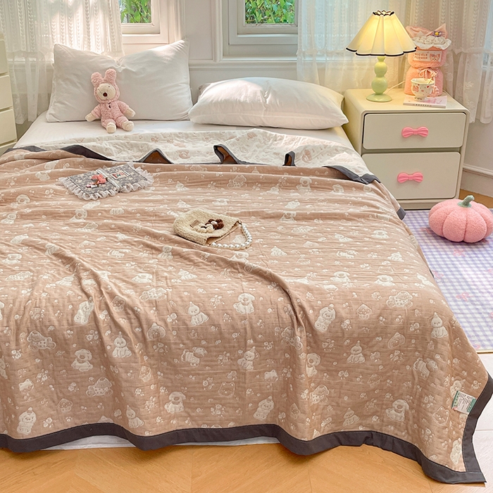 91家纺网 家纺一手货源 找家纺 兄弟坊 2026新款A类全棉三层纱多功能毛巾被夏被夏凉被（盖毯床单夏被） 萌宠小狗-咖