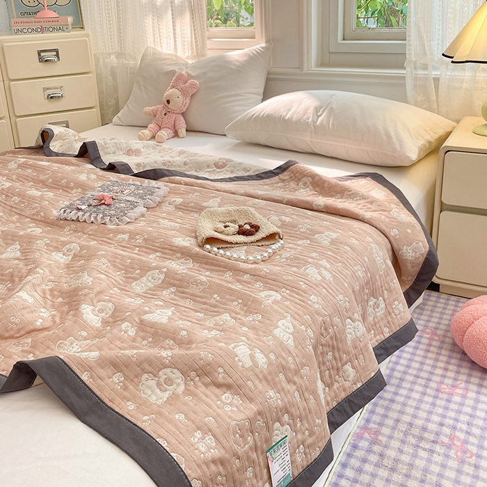 91家纺网 家纺一手货源 找家纺 兄弟坊 2026新款A类全棉三层纱多功能毛巾被夏被夏凉被（盖毯床单夏被） 萌宠小狗-咖