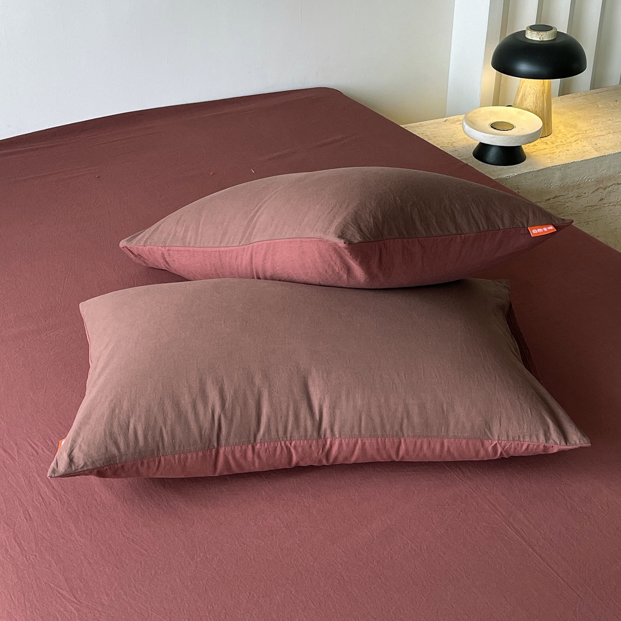 91家纺网 家纺一手货源 找家纺 春皖家纺 2026春夏新款双拼全棉水洗棉单枕套枕套单件单品枕套 慕斯棕-可可红