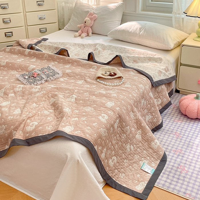 91家纺网 家纺一手货源 找家纺 兄弟坊 2026新款A类全棉三层纱多功能毛巾被夏被夏凉被（盖毯床单夏被） 萌宠小狗-咖