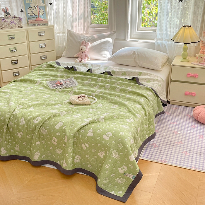 91家纺网 家纺一手货源 找家纺 兄弟坊 2026新款A类全棉三层纱多功能毛巾被夏被夏凉被（盖毯床单夏被） 萌宠小狗-绿