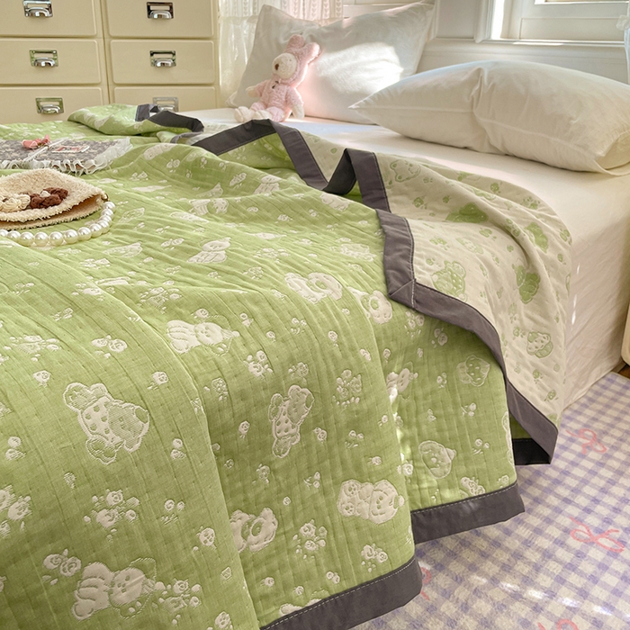 91家纺网 家纺一手货源 找家纺 兄弟坊 2026新款A类全棉三层纱多功能毛巾被夏被夏凉被（盖毯床单夏被） 萌宠小狗-绿