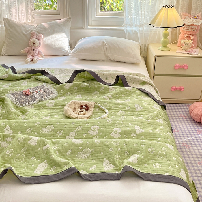 91家纺网 家纺一手货源 找家纺 兄弟坊 2026新款A类全棉三层纱多功能毛巾被夏被夏凉被（盖毯床单夏被） 萌宠小狗-绿