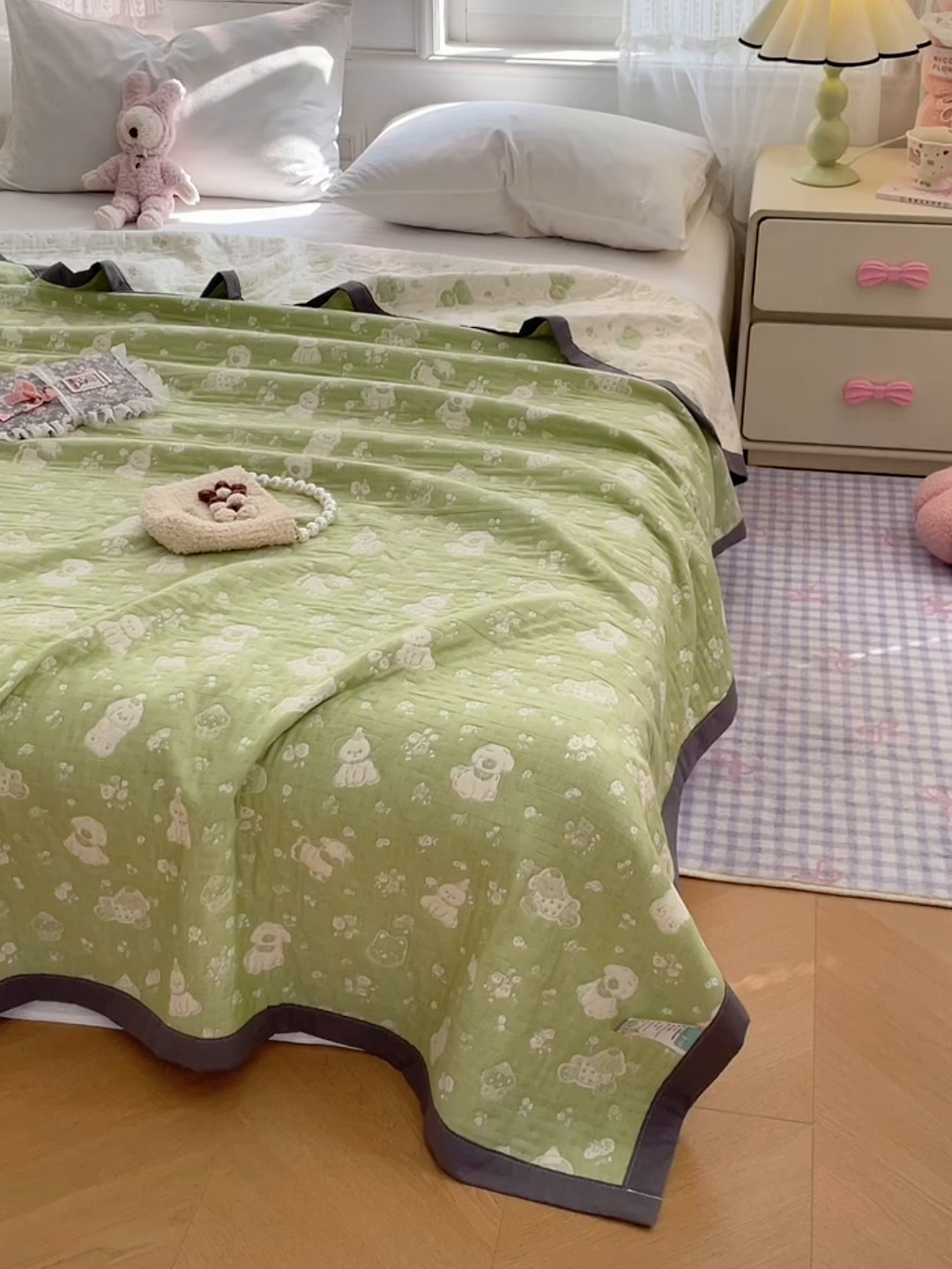 91家纺网 家纺一手货源 找家纺 兄弟坊 2026新款A类全棉三层纱多功能毛巾被夏被夏凉被（盖毯床单夏被） 萌宠小狗-绿