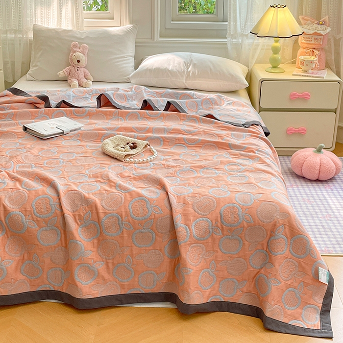 91家纺网 家纺一手货源 找家纺 兄弟坊 2026新款A类全棉三层纱多功能毛巾被夏被夏凉被（盖毯床单夏被） 幸运苹果-桔