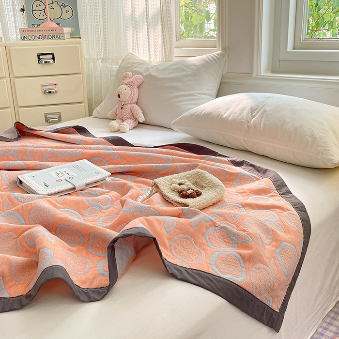 91家纺网 家纺一手货源 找家纺 兄弟坊 2026新款A类全棉三层纱多功能毛巾被夏被夏凉被（盖毯床单夏被） 幸运苹果-桔