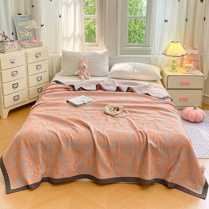 91家纺网 家纺一手货源 找家纺 兄弟坊 2026新款A类全棉三层纱多功能毛巾被夏被夏凉被（盖毯床单夏被） 幸运苹果-桔