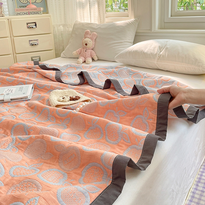 91家纺网 家纺一手货源 找家纺 兄弟坊 2026新款A类全棉三层纱多功能毛巾被夏被夏凉被（盖毯床单夏被） 幸运苹果-桔