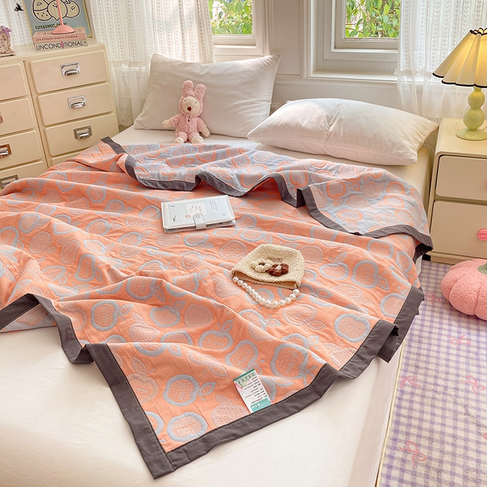 91家纺网 家纺一手货源 找家纺 兄弟坊 2026新款A类全棉三层纱多功能毛巾被夏被夏凉被（盖毯床单夏被） 幸运苹果-桔