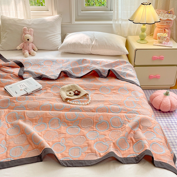 91家纺网 家纺一手货源 找家纺 兄弟坊 2026新款A类全棉三层纱多功能毛巾被夏被夏凉被（盖毯床单夏被） 幸运苹果-桔