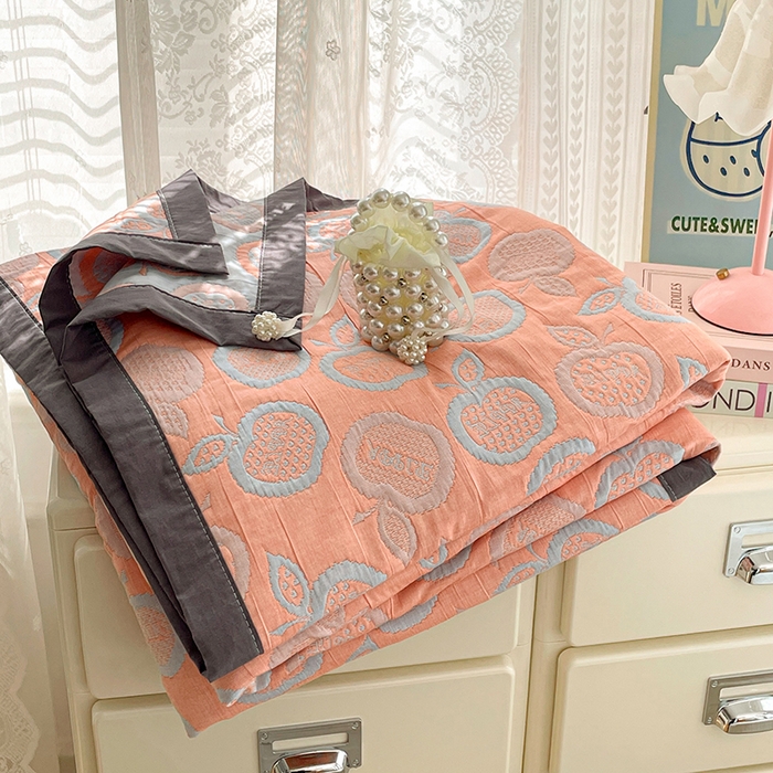 91家纺网 家纺一手货源 找家纺 兄弟坊 2026新款A类全棉三层纱多功能毛巾被夏被夏凉被（盖毯床单夏被） 幸运苹果-桔