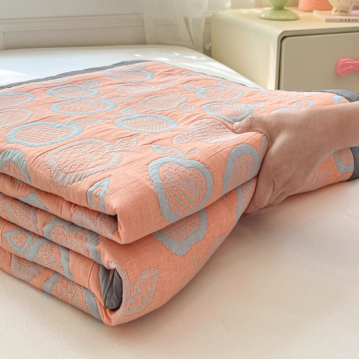 91家纺网 家纺一手货源 找家纺 兄弟坊 2026新款A类全棉三层纱多功能毛巾被夏被夏凉被（盖毯床单夏被） 幸运苹果-桔