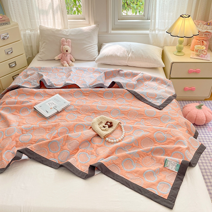 91家纺网 家纺一手货源 找家纺 兄弟坊 2026新款A类全棉三层纱多功能毛巾被夏被夏凉被（盖毯床单夏被） 幸运苹果-桔