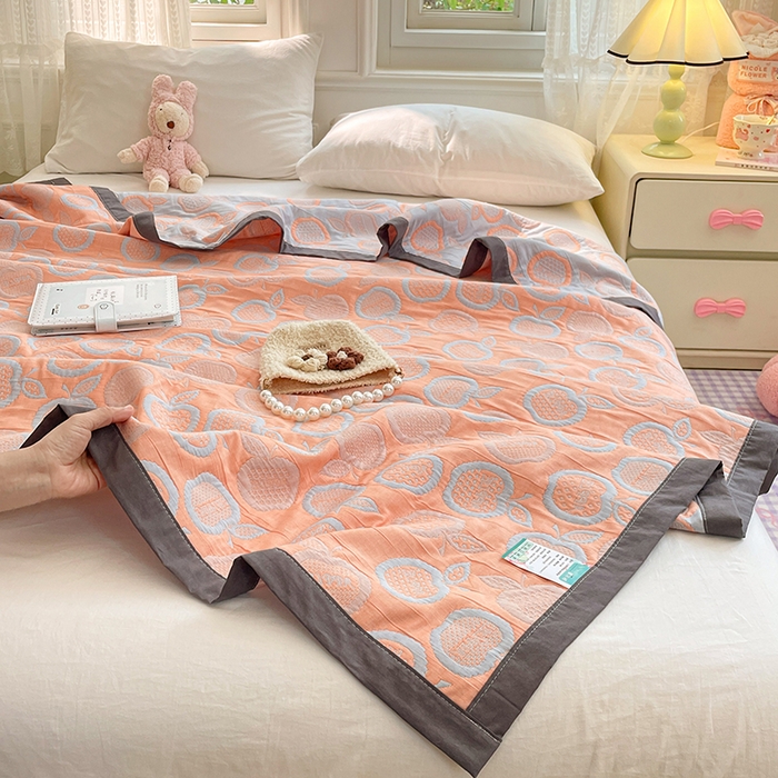 91家纺网 家纺一手货源 找家纺 兄弟坊 2026新款A类全棉三层纱多功能毛巾被夏被夏凉被（盖毯床单夏被） 幸运苹果-桔