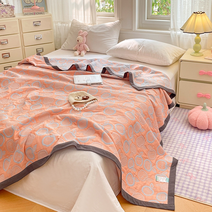 91家纺网 家纺一手货源 找家纺 兄弟坊 2026新款A类全棉三层纱多功能毛巾被夏被夏凉被（盖毯床单夏被） 幸运苹果-桔