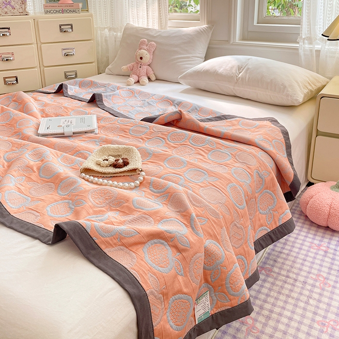 91家纺网 家纺一手货源 找家纺 兄弟坊 2026新款A类全棉三层纱多功能毛巾被夏被夏凉被（盖毯床单夏被） 幸运苹果-桔