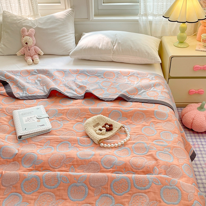 91家纺网 家纺一手货源 找家纺 兄弟坊 2026新款A类全棉三层纱多功能毛巾被夏被夏凉被（盖毯床单夏被） 幸运苹果-桔