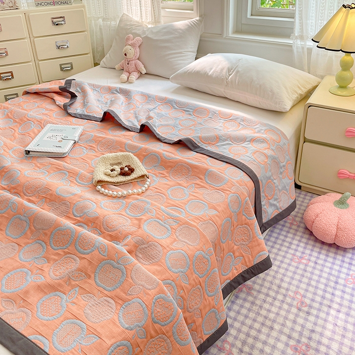 91家纺网 家纺一手货源 找家纺 兄弟坊 2026新款A类全棉三层纱多功能毛巾被夏被夏凉被（盖毯床单夏被） 幸运苹果-桔