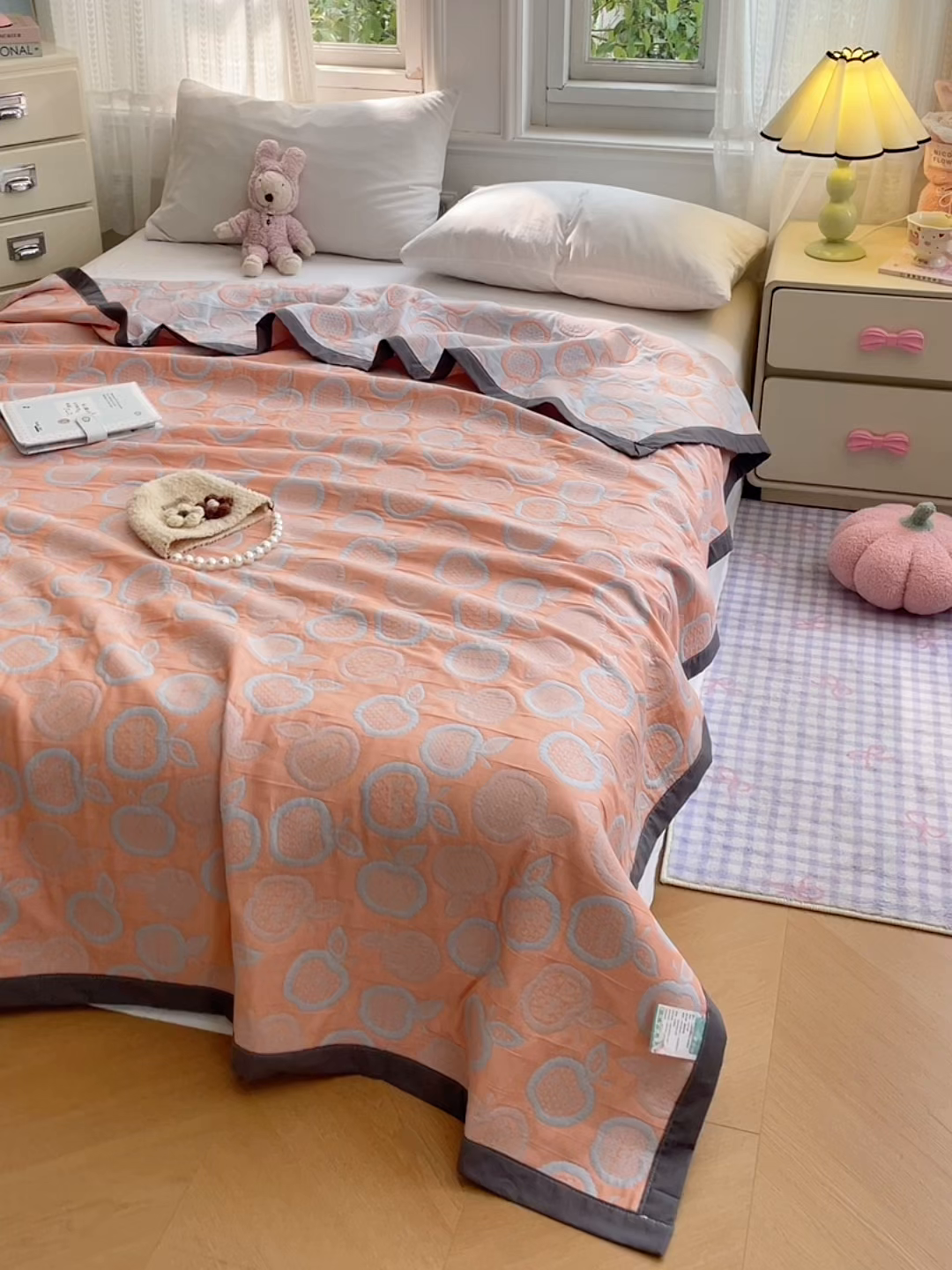 91家纺网 家纺一手货源 找家纺 兄弟坊 2026新款A类全棉三层纱多功能毛巾被夏被夏凉被（盖毯床单夏被） 幸运苹果-桔