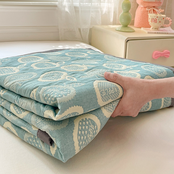 91家纺网 家纺一手货源 找家纺 兄弟坊 2026新款A类全棉三层纱多功能毛巾被夏被夏凉被（盖毯床单夏被） 幸运苹果-绿