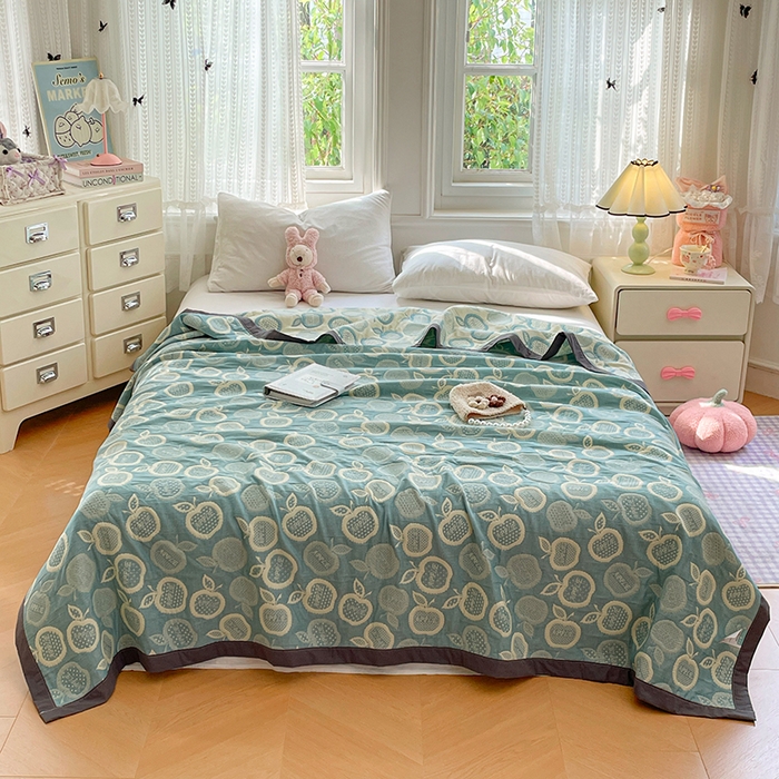 91家纺网 家纺一手货源 找家纺 兄弟坊 2026新款A类全棉三层纱多功能毛巾被夏被夏凉被（盖毯床单夏被） 幸运苹果-绿