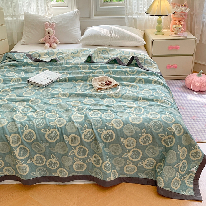 91家纺网 家纺一手货源 找家纺 兄弟坊 2026新款A类全棉三层纱多功能毛巾被夏被夏凉被（盖毯床单夏被） 幸运苹果-绿