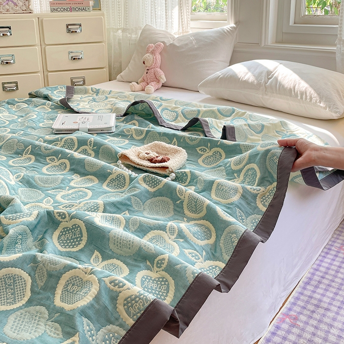 91家纺网 家纺一手货源 找家纺 兄弟坊 2026新款A类全棉三层纱多功能毛巾被夏被夏凉被（盖毯床单夏被） 幸运苹果-绿