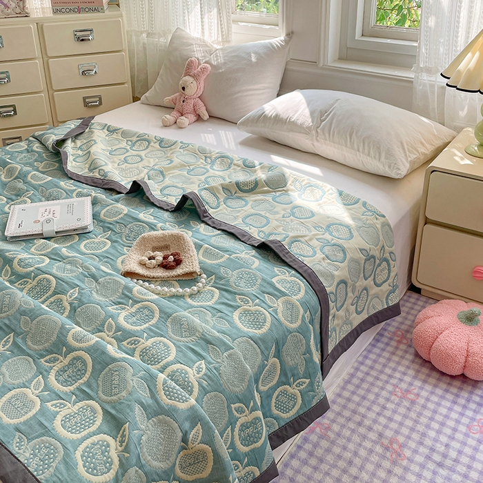 91家纺网 家纺一手货源 找家纺 兄弟坊 2026新款A类全棉三层纱多功能毛巾被夏被夏凉被（盖毯床单夏被） 幸运苹果-绿