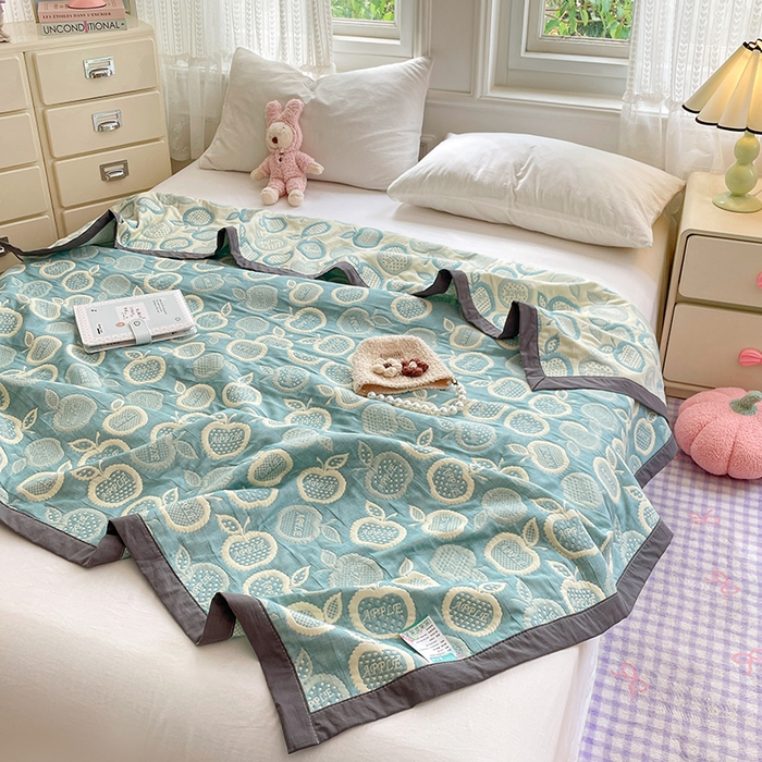 91家纺网 家纺一手货源 找家纺 兄弟坊 2026新款A类全棉三层纱多功能毛巾被夏被夏凉被（盖毯床单夏被） 幸运苹果-绿