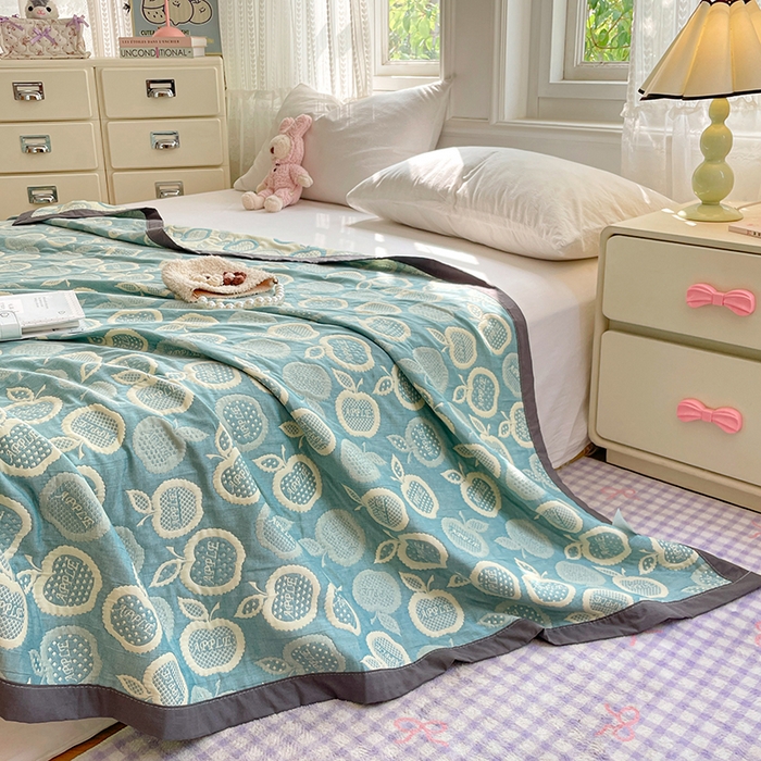 91家纺网 家纺一手货源 找家纺 兄弟坊 2026新款A类全棉三层纱多功能毛巾被夏被夏凉被（盖毯床单夏被） 幸运苹果-绿